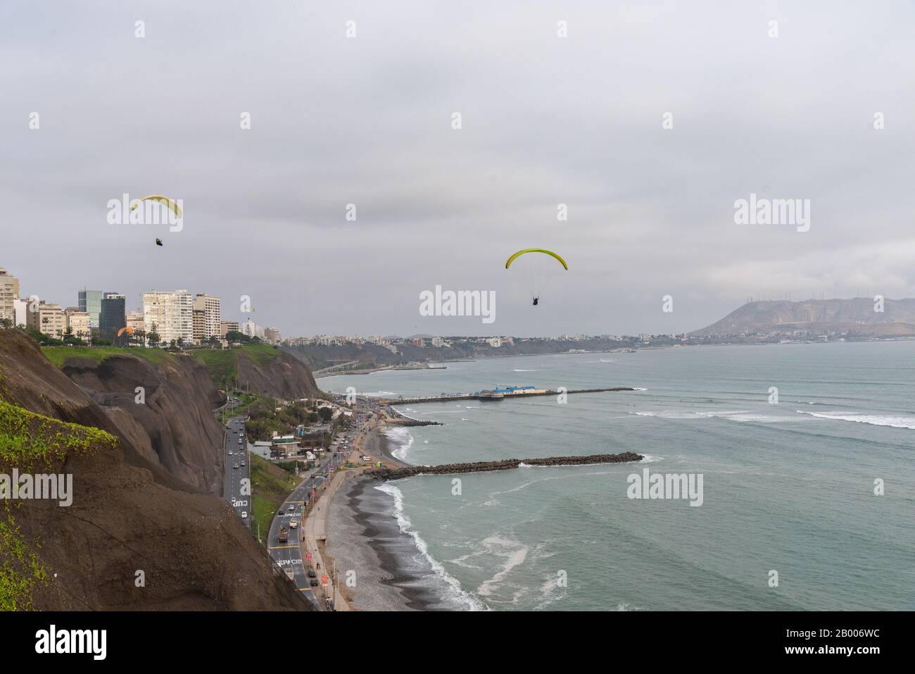Mann genießt Fallschirmspringen über Lima Pazifikküste Peru Südamerika Stockfoto