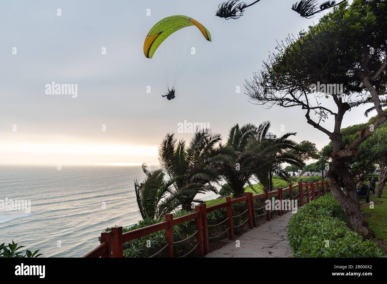 Mann genießt Fallschirmspringen über Lima Pazifikküste Peru Südamerika Stockfoto