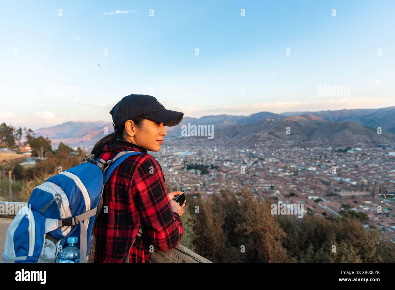 Frau, die den Sonnenuntergang über Cusco Peru Südamerika genießt Stockfoto