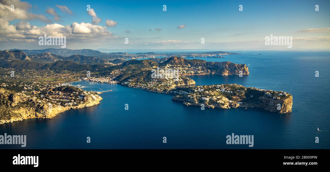 Luftbild, Port d'Andratx, Hafen von Andratx, in malerischer Hügellandschaft, Andratx, Europa, Balearen, Spanien, Berge und Täler, Bucht, es Stockfoto