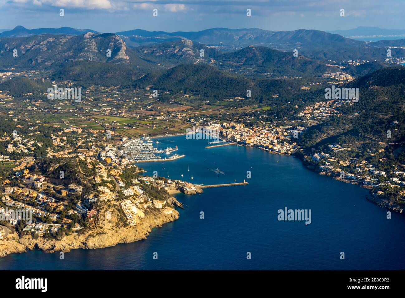 Luftbild, Hafen von Andratx, Hafen von Andratx, in malerischer Hügellandschaft, Andratx, Europa, Balearen, Spanien, Berge und Täler, Boote, Stockfoto