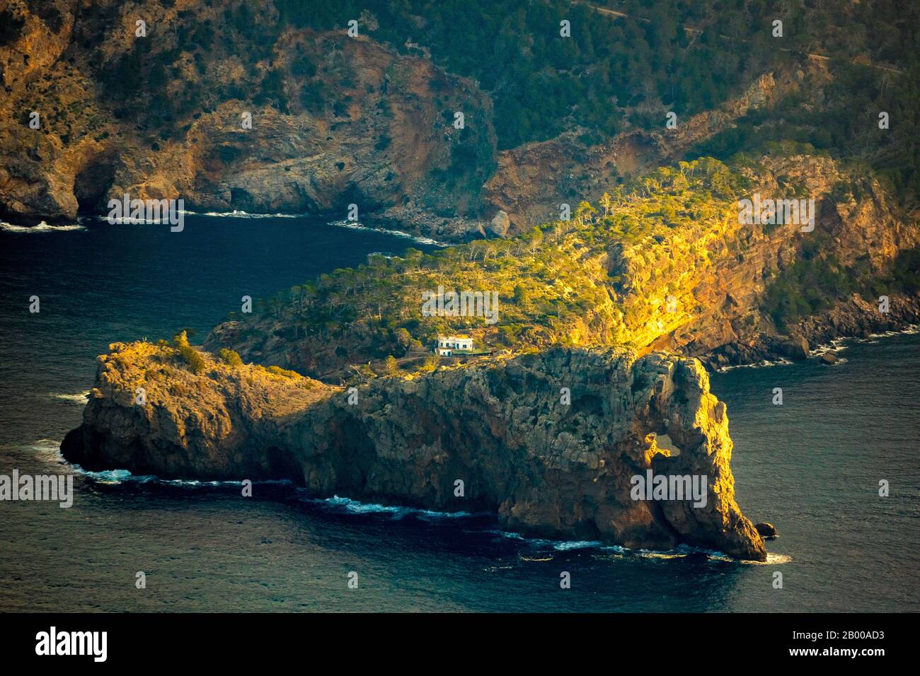 Luftbild, perforierter Felsen Sa Foradada, Deià, Mallorca, Spanien, Europa, Balearen, es, Felsen, Finca, Landzunge, perforierter Felsen, natürlicher Monume Stockfoto