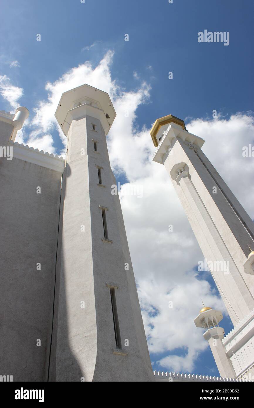 Marmorminarette der Omar Ali Saifuddin Moschee Stockfoto