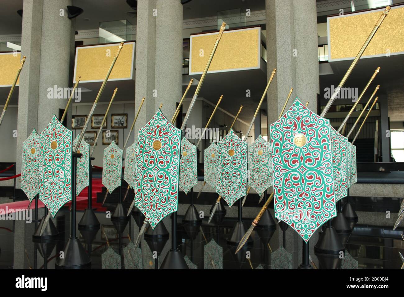 Königliche Waffen im Royal Regalia Museum Stockfoto