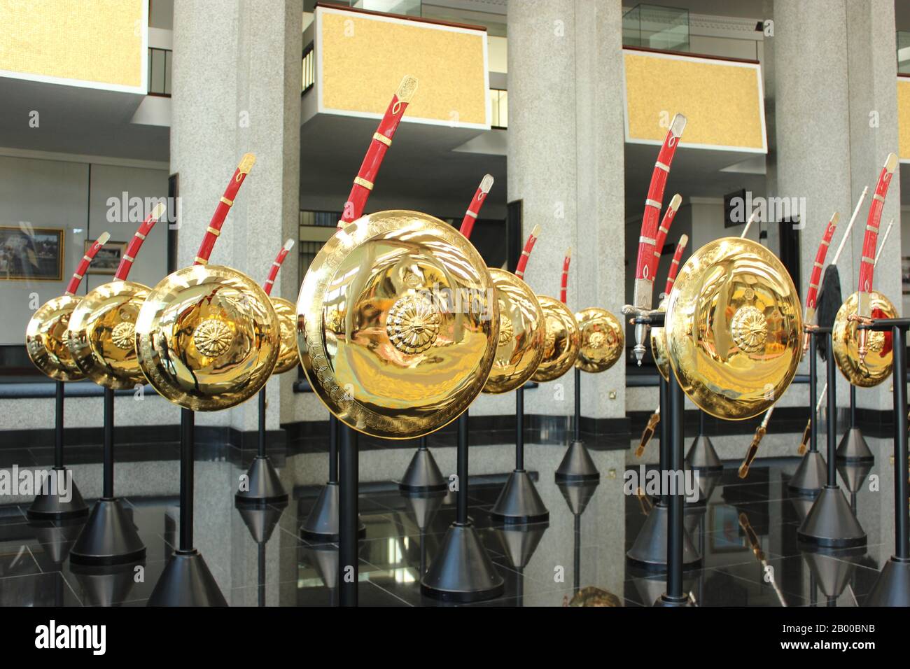 Goldene zeremonielle Waffen im Royal Regalia Museum Stockfoto