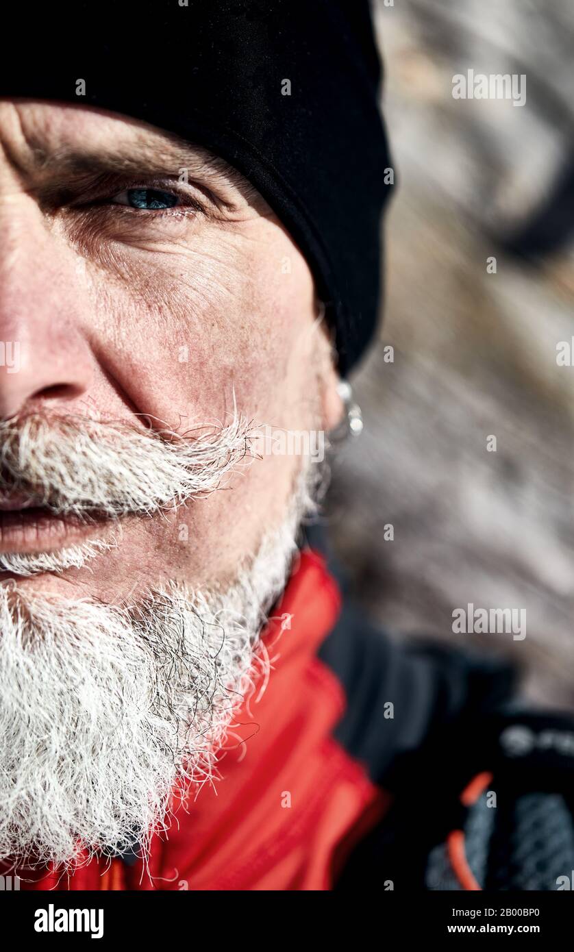 Emotionales Porträt eines ernsthaften älteren Läufers mit Grau. Konzept der Macht und der Männlichkeit. Stockfoto