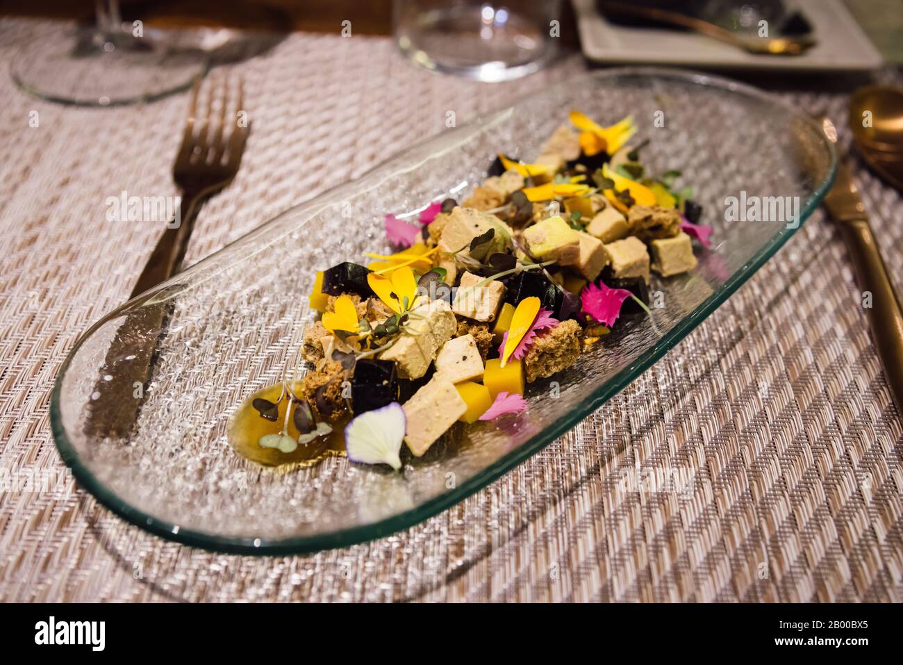 Köstliche spanische Küche, schöne verzierte Teller auf eine Platte von einem spanischen preisgekrönten professionellen Koch Stockfoto