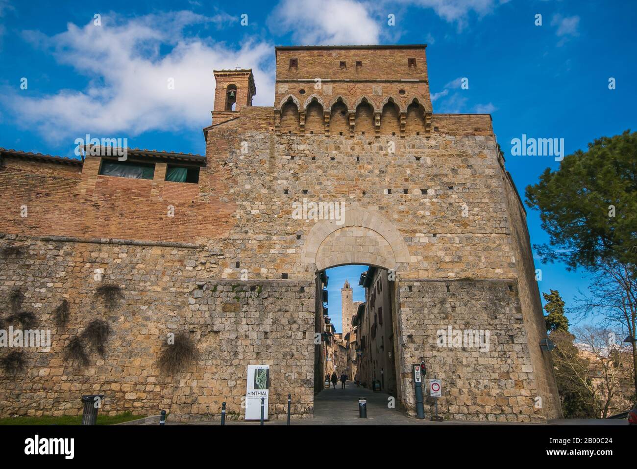SAN GIMIGNANO, ITALIEN - 8. FEBRUAR 2020: Der Eingang für die schöne Stadt San Gimignano, EIN UNESCO-Weltkulturerbe seit 1990, Toskana Stockfoto