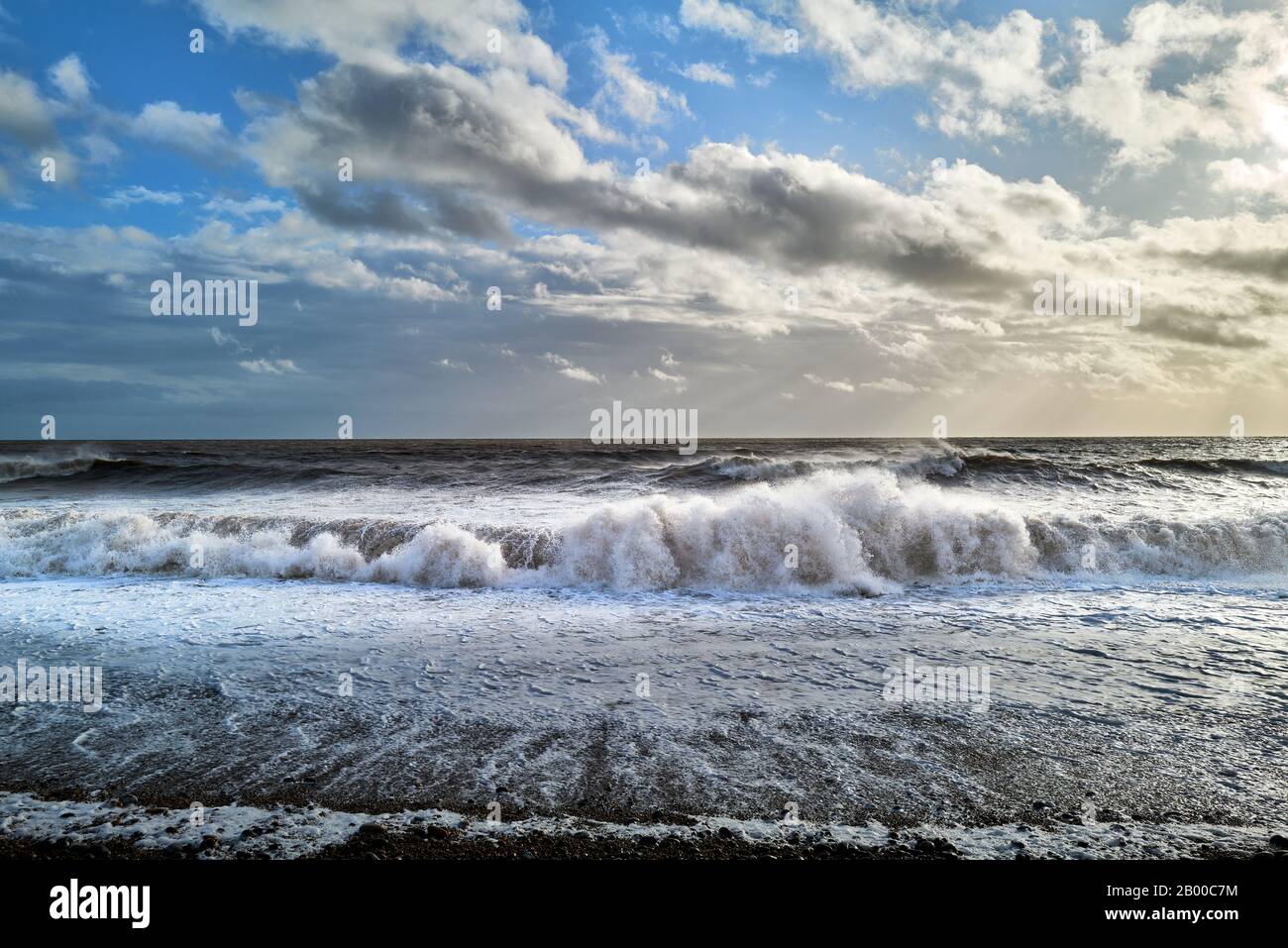 Das Ende des Sturms Ciara über die Küste des Ärmelkanals bei Seaton, Devon, England. Stockfoto