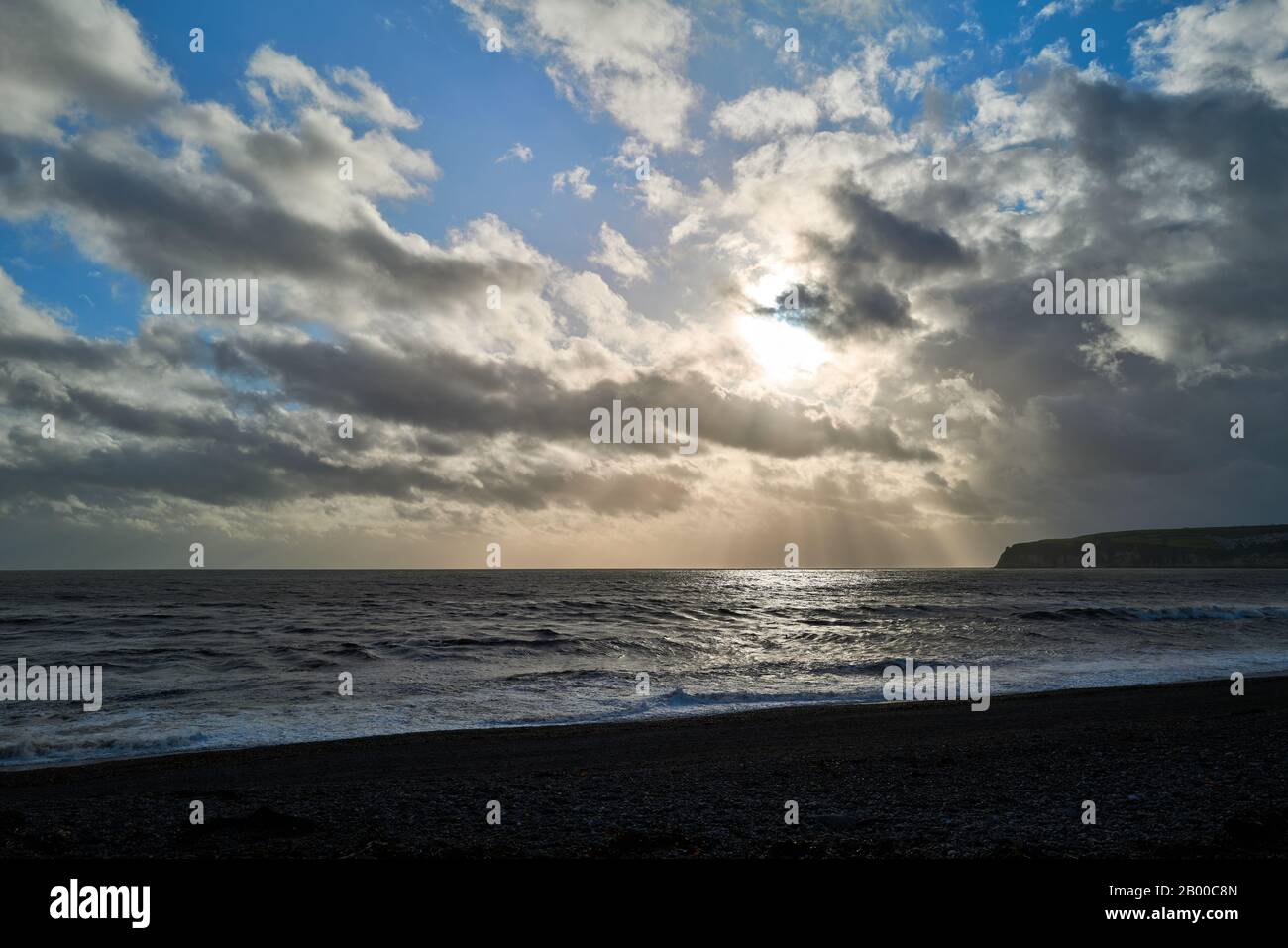 Das Ende des Sturms Ciara über die Küste des Ärmelkanals bei Seaton, Devon, England. Stockfoto