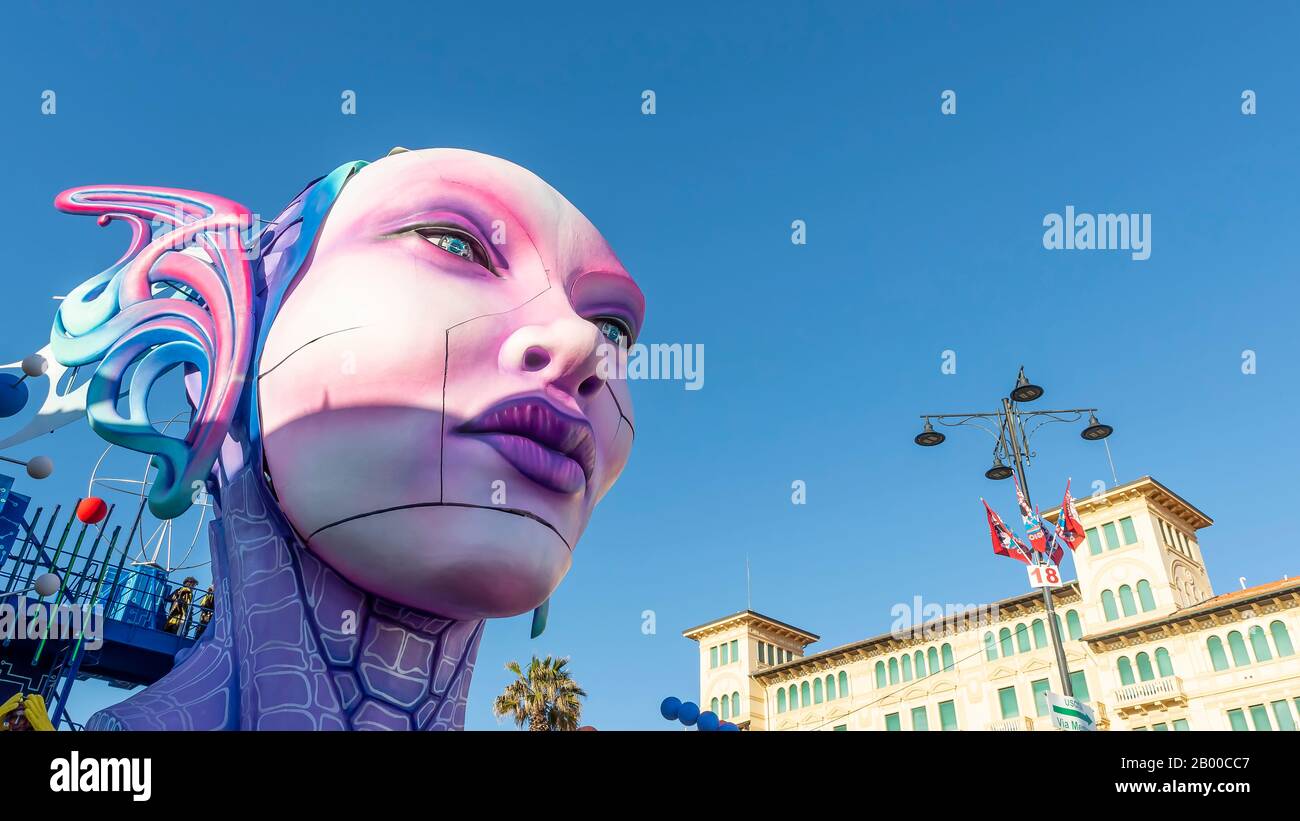 Die beeindruckende allegorische Floskel namens "Robotika" auf der Parade im Karneval von Viareggio, Italien Stockfoto