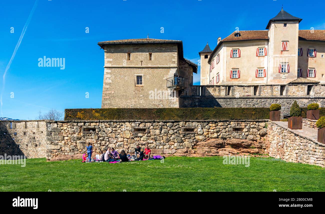 Castel Thun (oder Schloss Thun) ist eine monumentale und karge mittelalterliche Festung in Ton, Trentino Alto Adige in Italien, die über das Non Valley blickt. Stockfoto