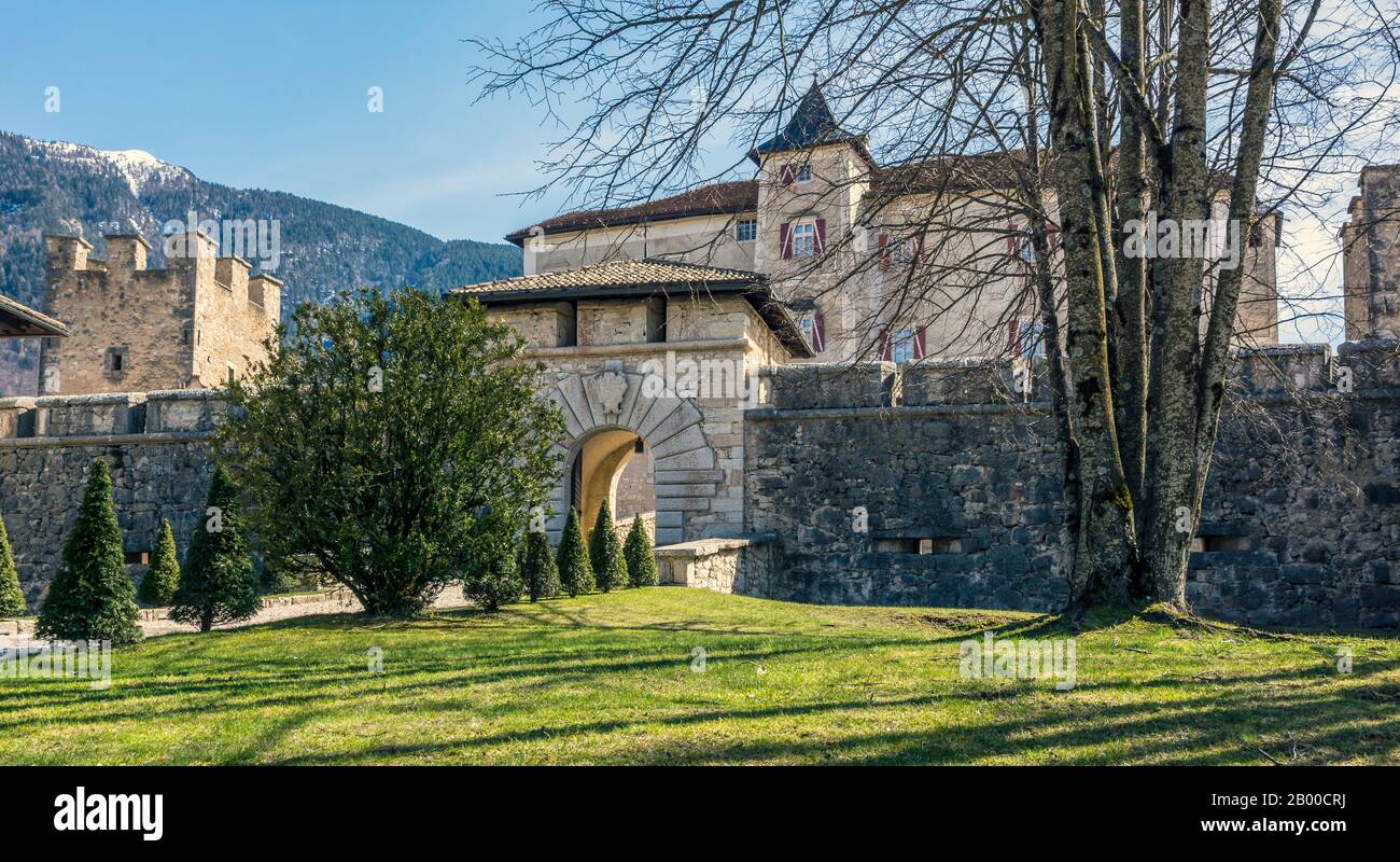 Castel Thun (oder Schloss Thun) ist eine monumentale und karge mittelalterliche Festung in Ton, Trentino Alto Adige in Italien, die über das Non Valley blickt. Stockfoto