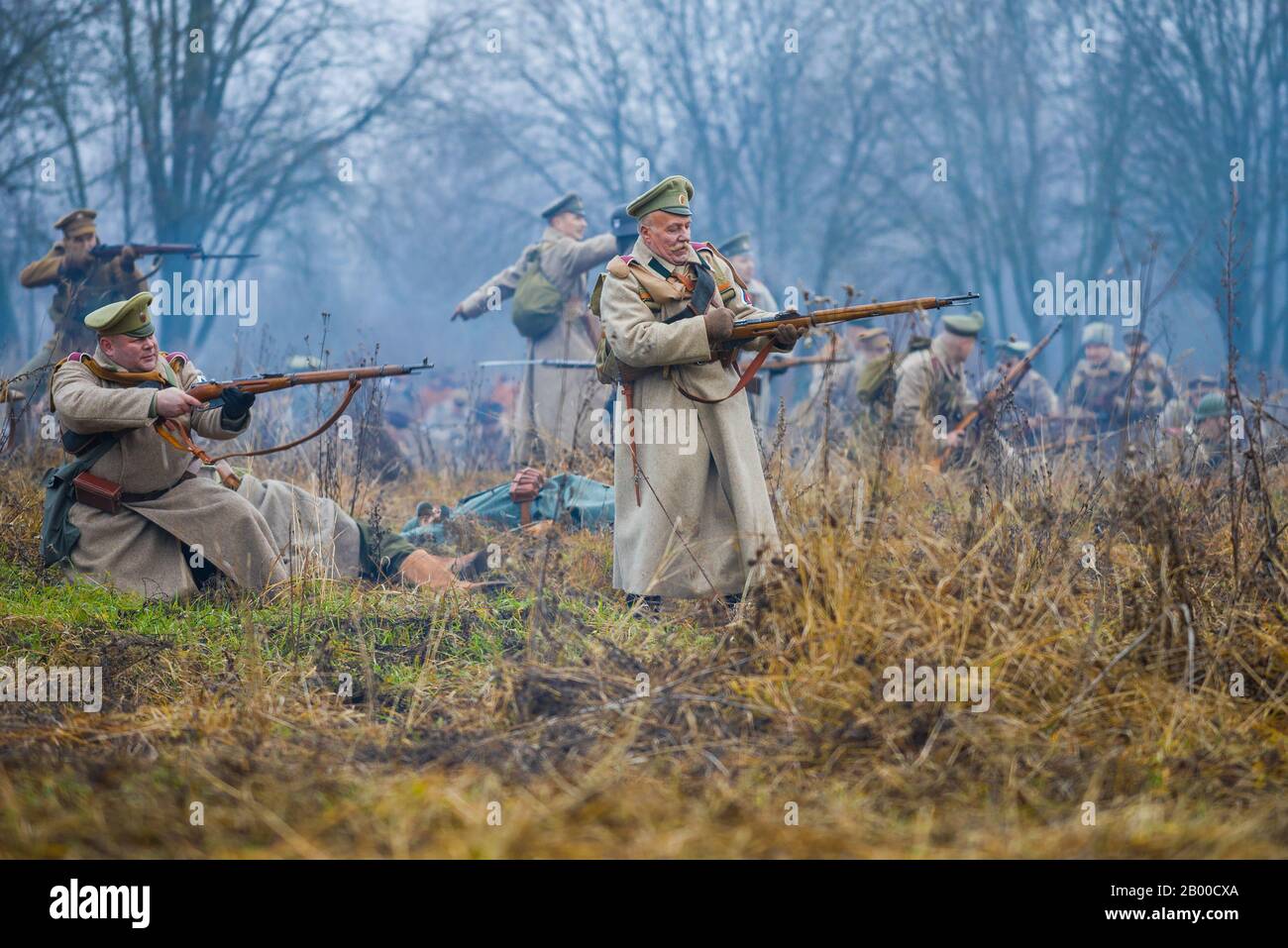 Gatchina, RUSSLAND - 07. NOVEMBER 2015: Soldaten der Armee von General Yudenich auf dem Schlachtfeld. Ein Fragment der internationalen Militärhistorie Stockfoto