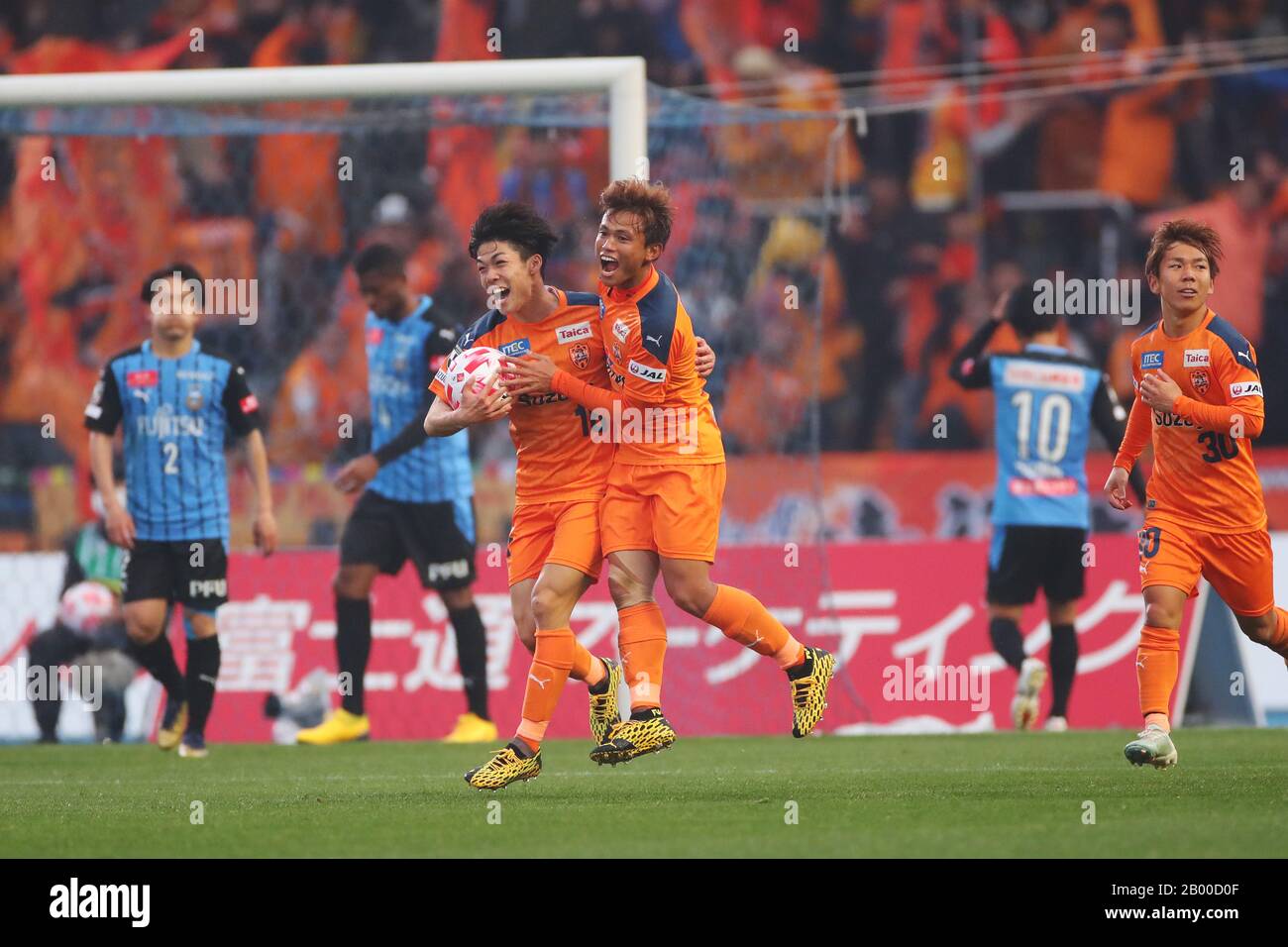 Kawasaki Todoroki Stadium, Kanagawa, Japan. Februar 2020. (L bis R) Kenta Nishizawa, Hideki Ishige (S-Pulse), 16. FEBRUAR 2020 - Fußball/Fußball: 2020 J. League YBC Levain Cup Gruppenspiel zwischen Kawasaki Frontale 5-1 Shimizu S-Pulse im Kawasaki Todoroki Stadium, Kanagawa, Japan. Credit: Yutaka/AFLO SPORT/Alamy Live News Stockfoto