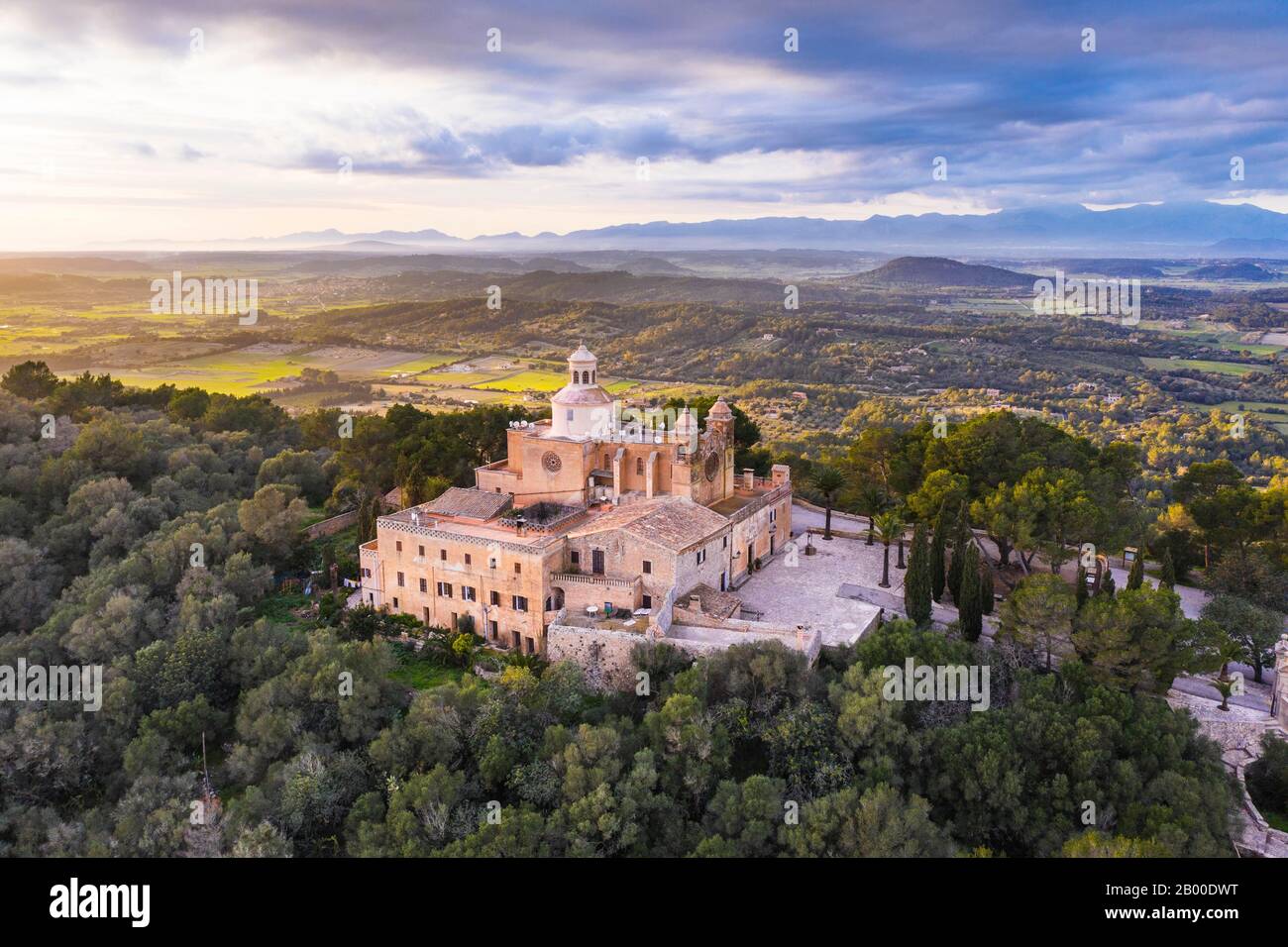 Kloster Santuari de Bonany im Abendlicht, in der Nähe von Petra, Drohnenbild, Mallorca, Balearen, Spanien Stockfoto