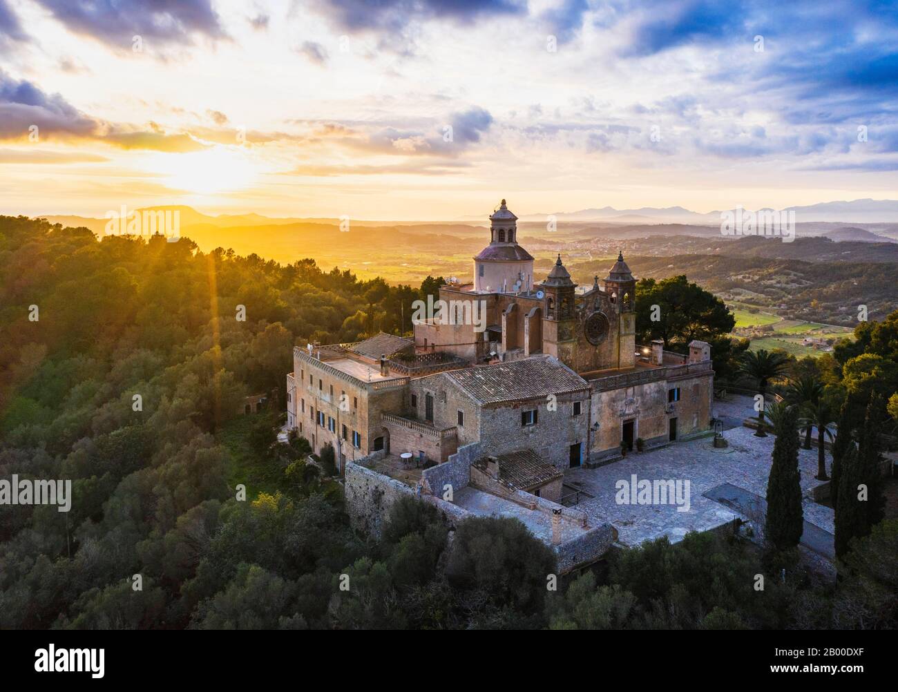 Kloster Santuari de Bonany bei Sonnenuntergang, in der Nähe von Petra, Drohnenbild, Mallorca, Balearen, Spanien Stockfoto