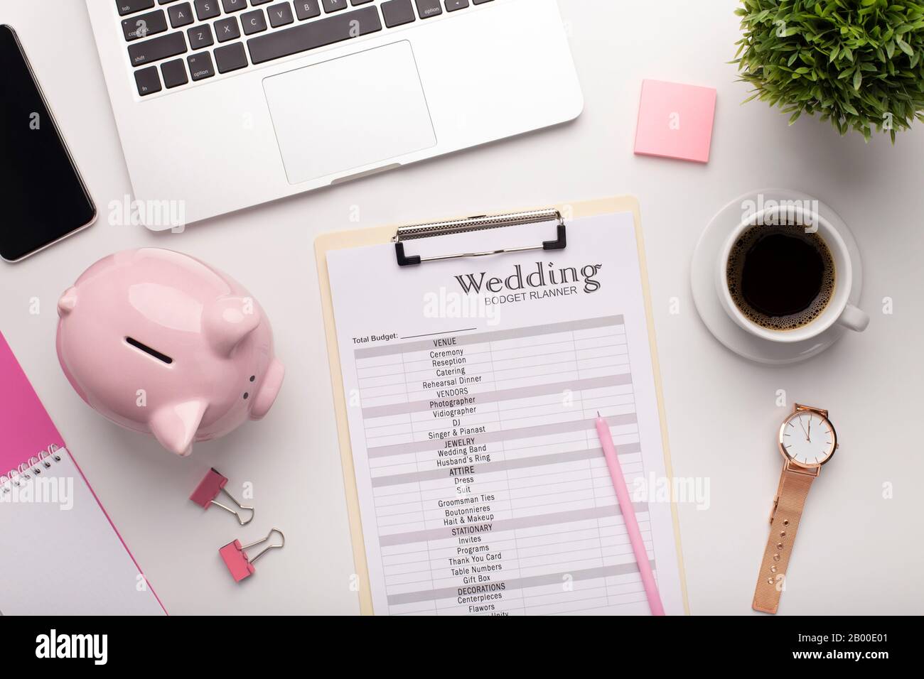 Budgetplanung für Hochzeiten am Arbeitsplatz mit Laptop Stockfoto