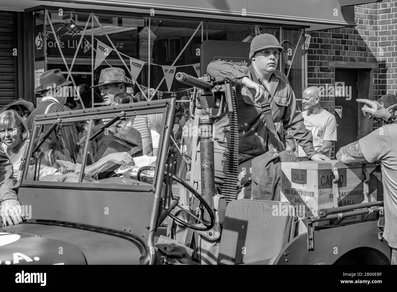 8 Mann verkleidet als 1940 Soldat auf einem militärischen Jeep während der vierziger Jahre Wochenende in der Stadt Sheringham Norfolk Stockfoto