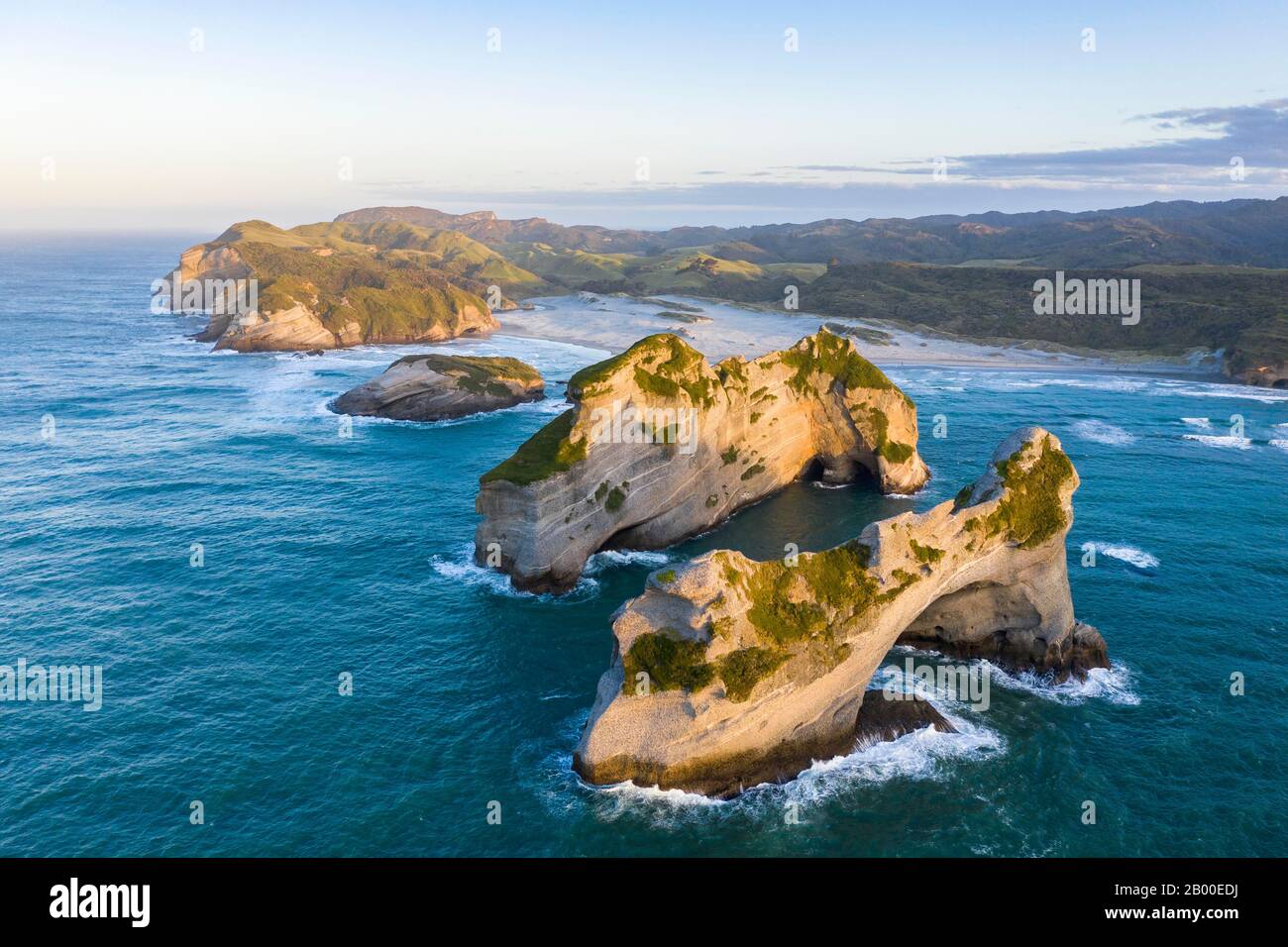 Felsen-Insel am Wharariki Beach, Wharariki Beach, Golden Bay, Southland, Neuseeland Stockfoto