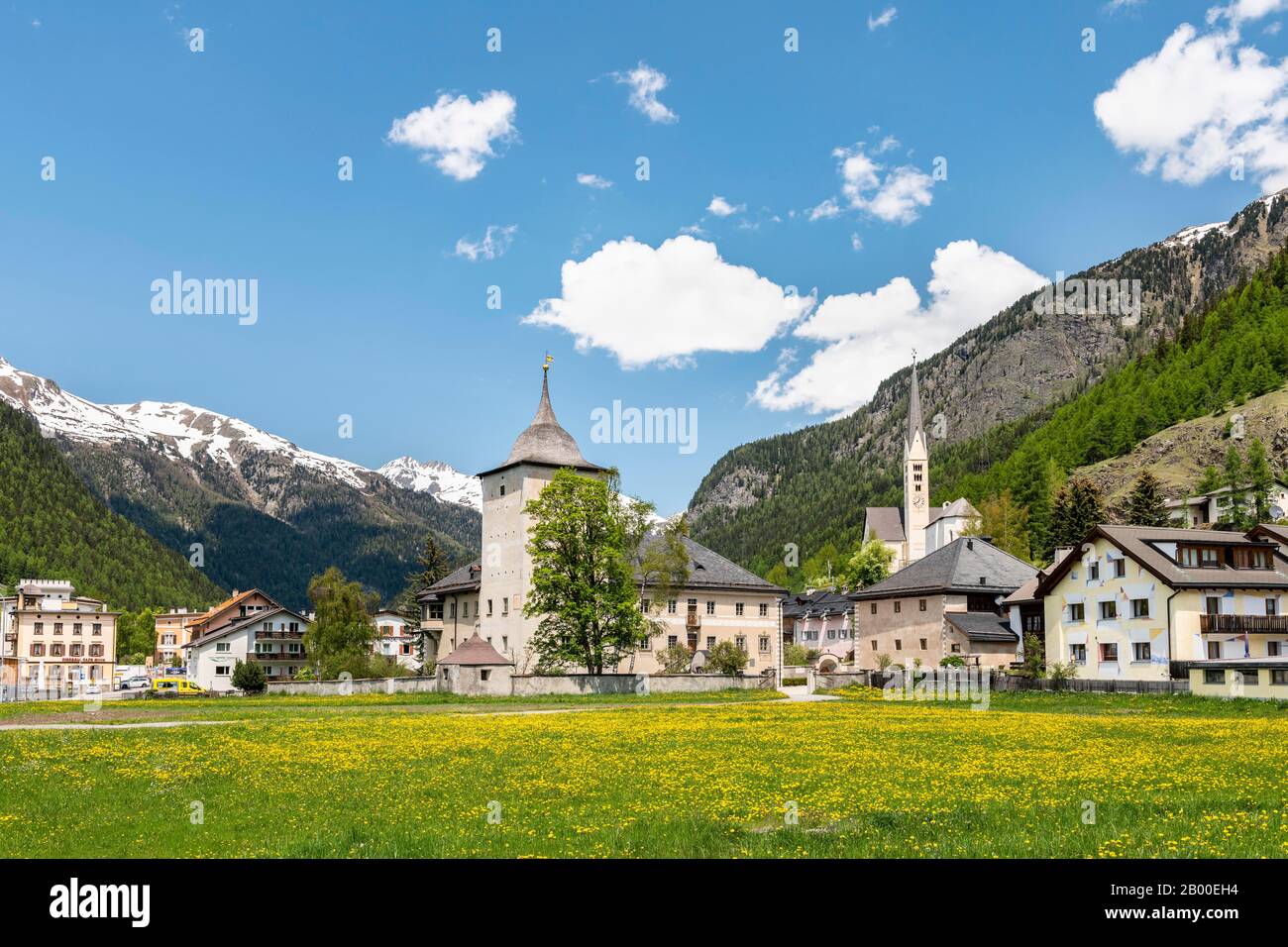 Blick auf Zernez, Engadin, Kanton Graubuenden, Schweiz Stockfoto