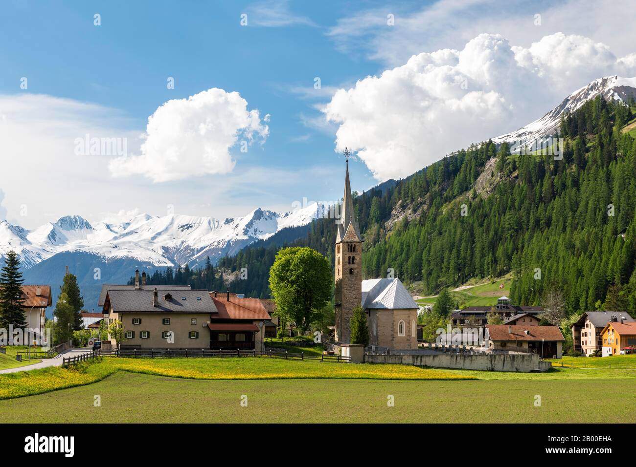 Blick auf die Ortschaft Berguen, Reformierte Kirche Berguen, Albula-Pass-Straße, Kanton Graubuenden, Schweiz Stockfoto