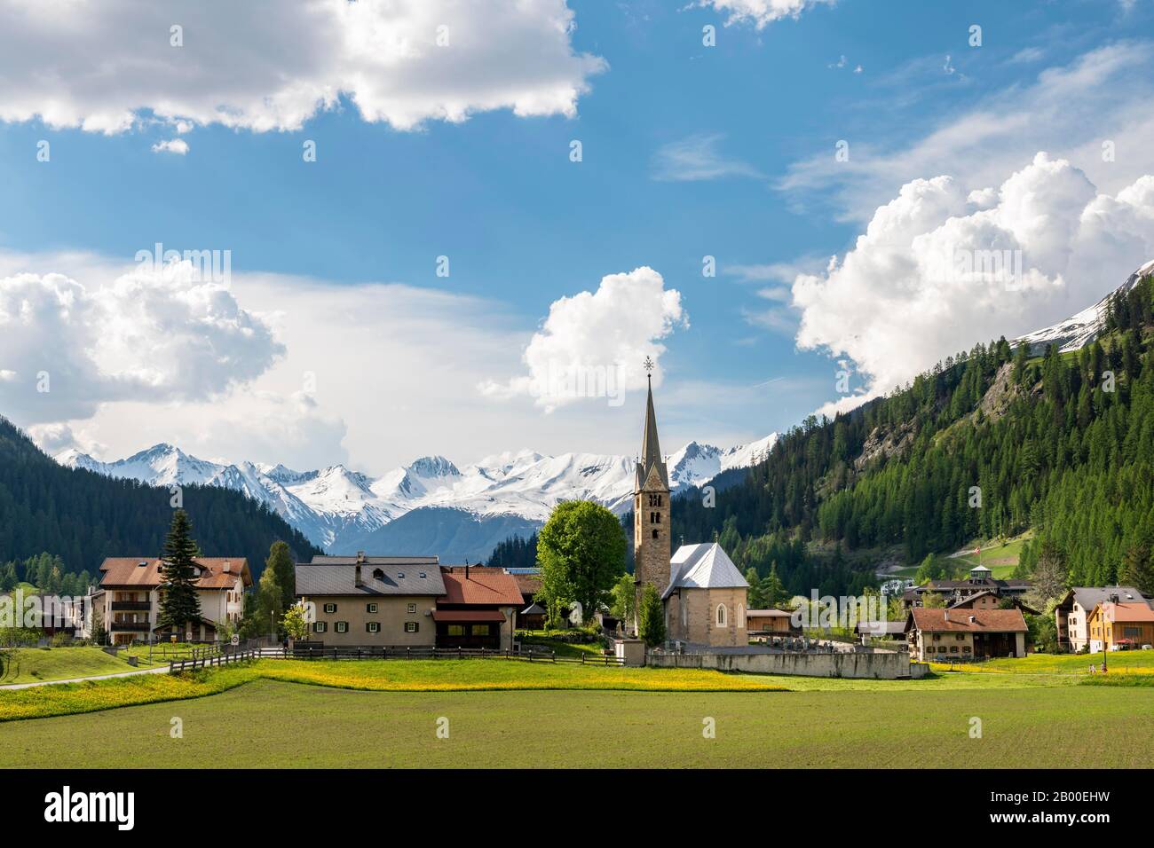Blick auf die Ortschaft Berguen, Reformierte Kirche Berguen, Albula-Pass-Straße, Kanton Graubuenden, Schweiz Stockfoto