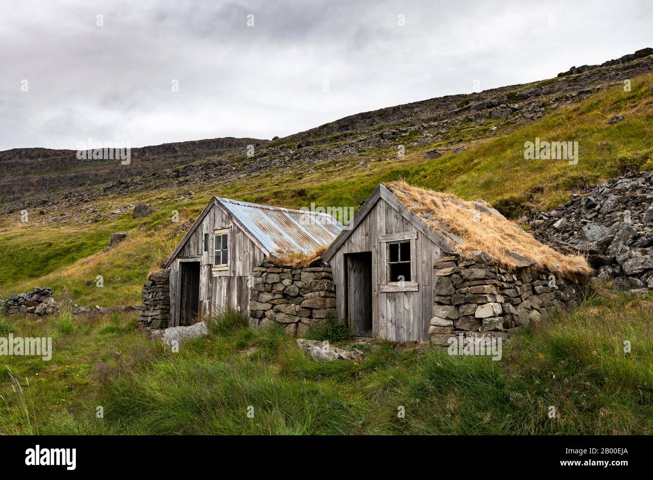Historische Häuser, in der Nähe von Litlibaer, Skoetufjoerour Fjord, Skoetufjoerdur, Westfjords, Island Stockfoto