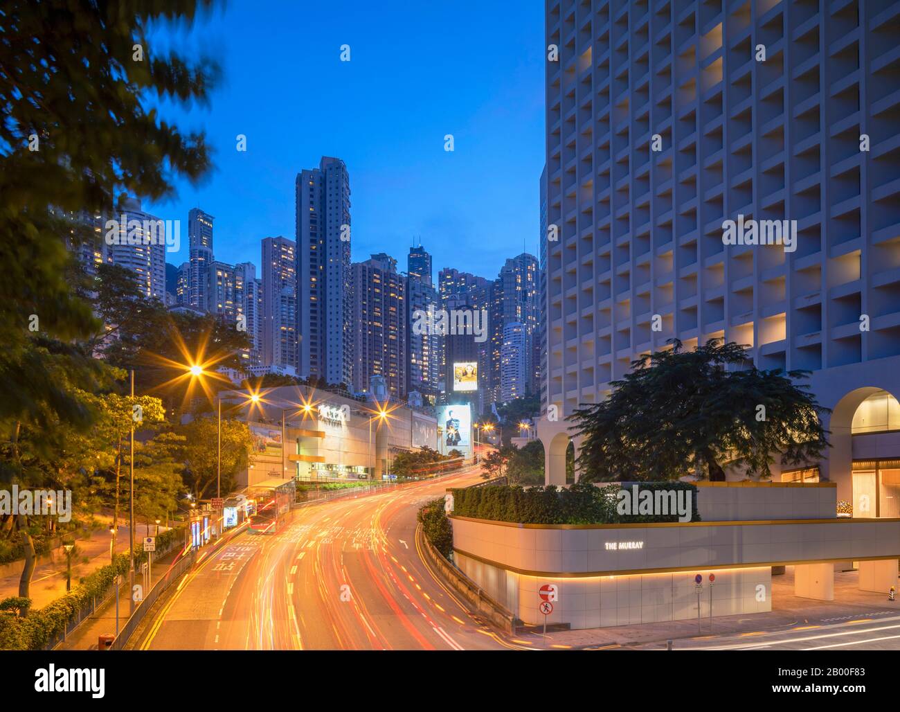 Das Murray Hotel und die Wohnblöcke in der Abenddämmerung, Admiralität, Hongkong Stockfoto