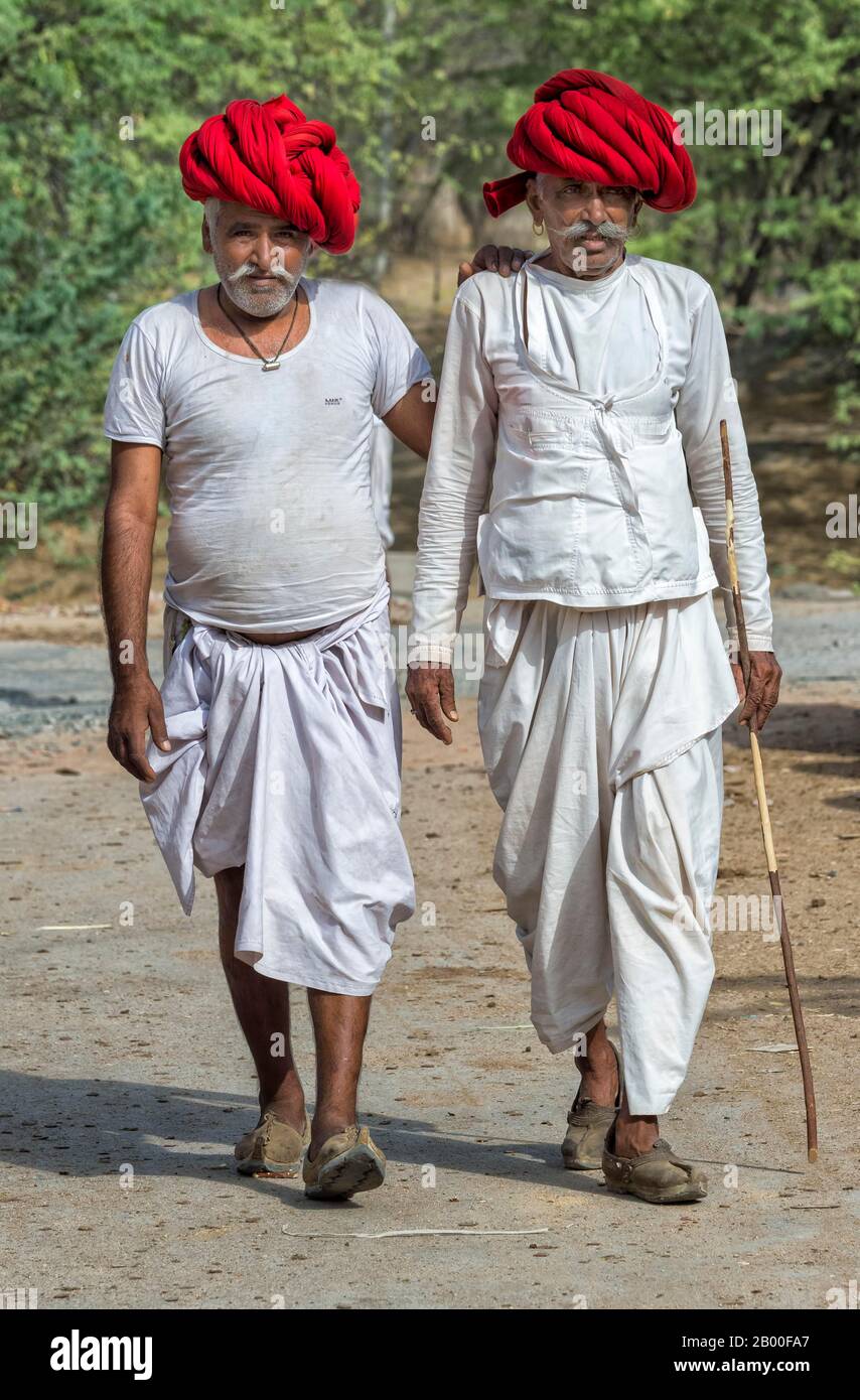Indische Männer, Mitglied des Rabari-Stammes, mit rotem Turban, Bera, Rajasthan, Indien Stockfoto