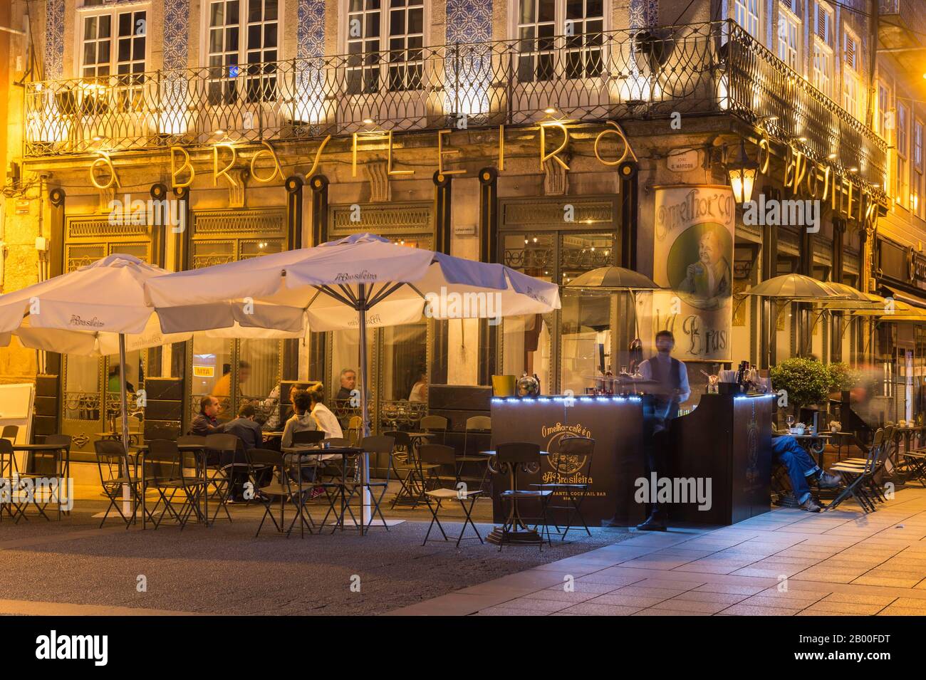 Berühmtes Brasileira Café, beleuchtet bei Sonnenuntergang, Braga, Minho, Portugal Stockfoto