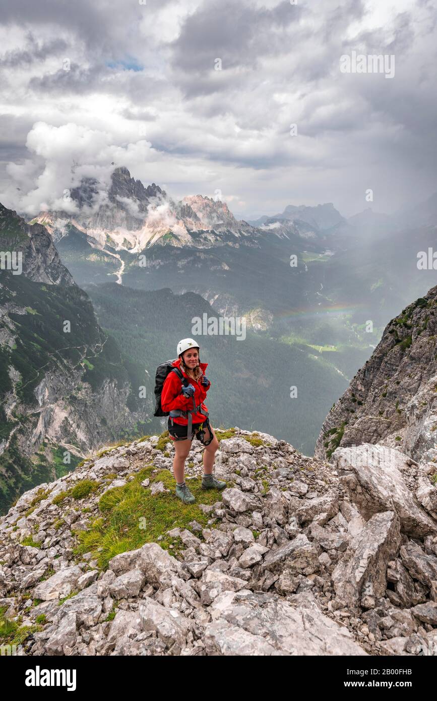 Junge Frau, Wanderer vor dem Monte Cristallo, Über Ferrata Vandelli, Sorapiss-Rundkurs, in den Dolmen, Belluno, Italien Stockfoto