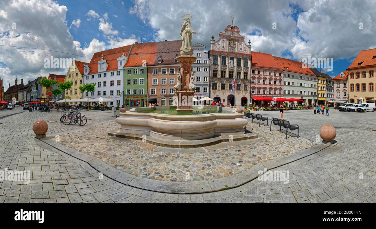 Hauptplatz von Landsberg mit Marienbrunnen und historischem Rathaus, Landsberg am Lech, Bayern, Deutschland Stockfoto