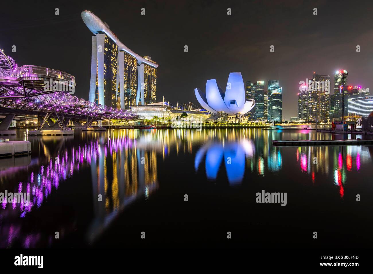 Marina Bay Sands Hotel and ArtScience Museum in der Nacht, Marina Bay, Downtown Core, Singapur Stockfoto