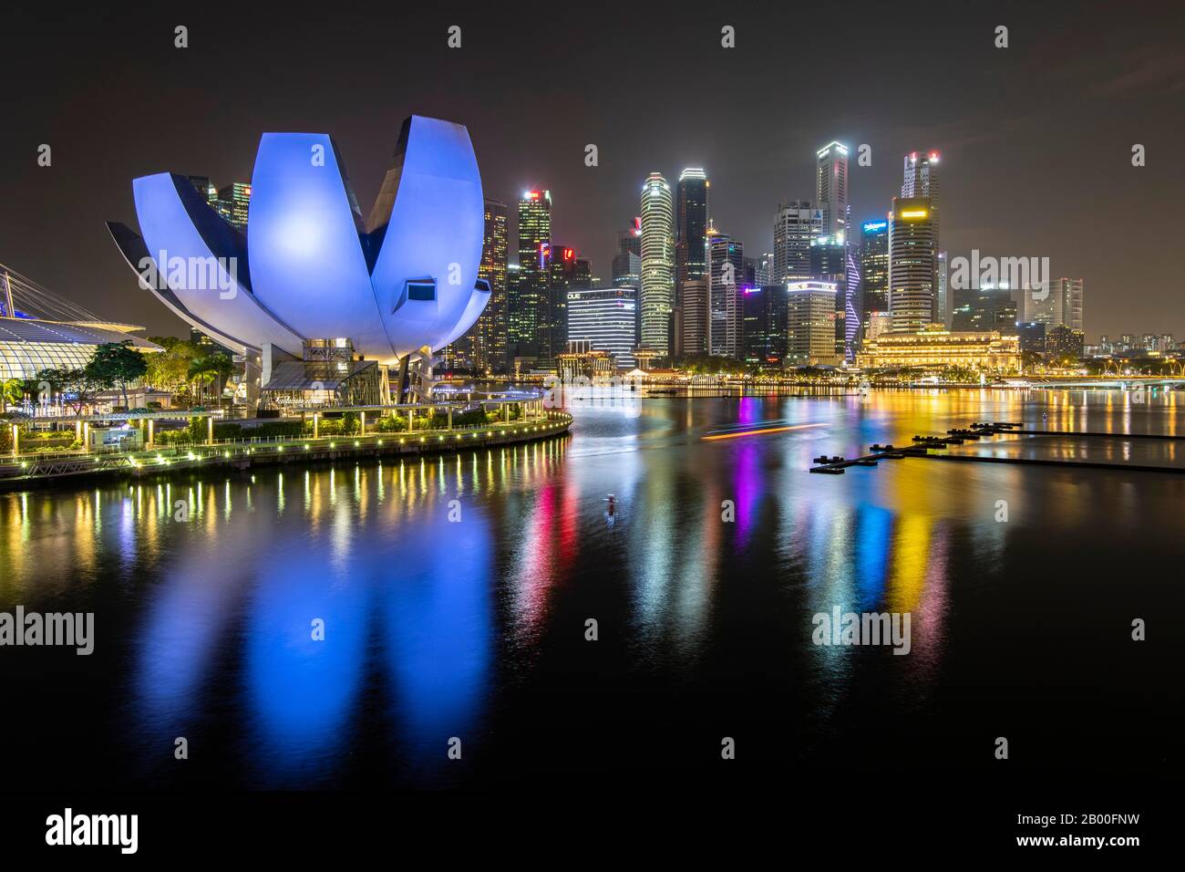 ArtScience Museum und Skyline bei Nacht, Financial District, Banking District, Marina Bay, Downtown Core, Singapur Stockfoto