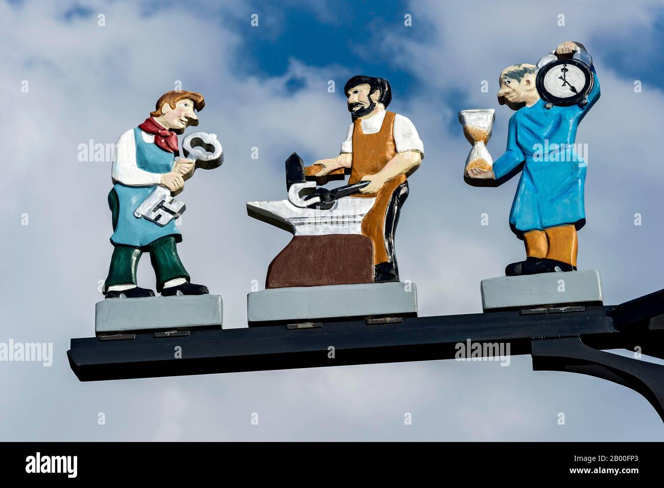 Zunftschild auf dem Bürgermeisterstand, symbolische Darstellung der Berufe Schlosser, Farrier und Uhrmacher, Haag in Oberbayern, Oberbayern Stockfoto