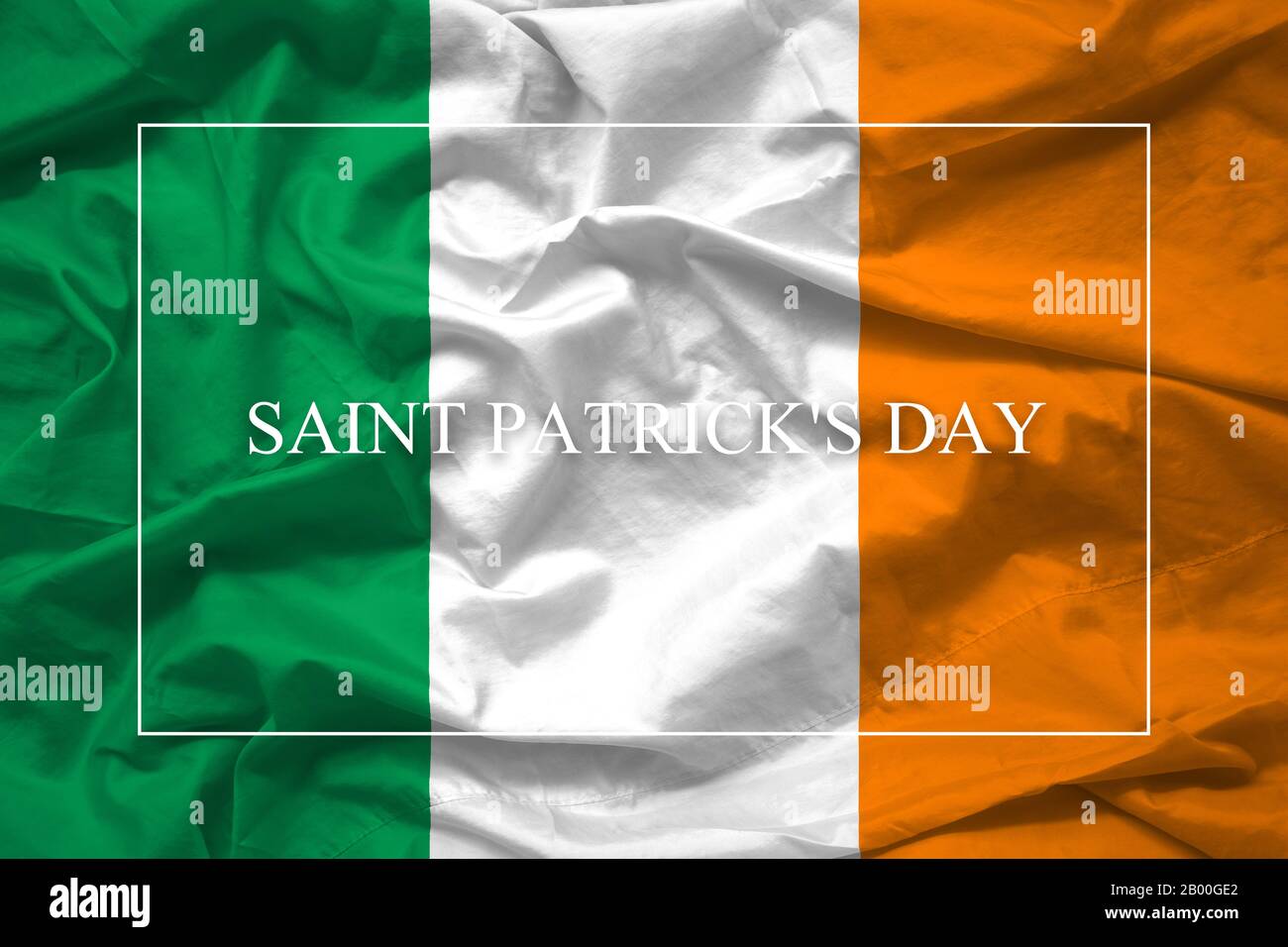 Einfach Fröhlicher Logotyp des Saint Patrick'S Day auf dem Hintergrund der irischen Flagge für das Design der Veranstaltung zur irischen Feier Stockfoto