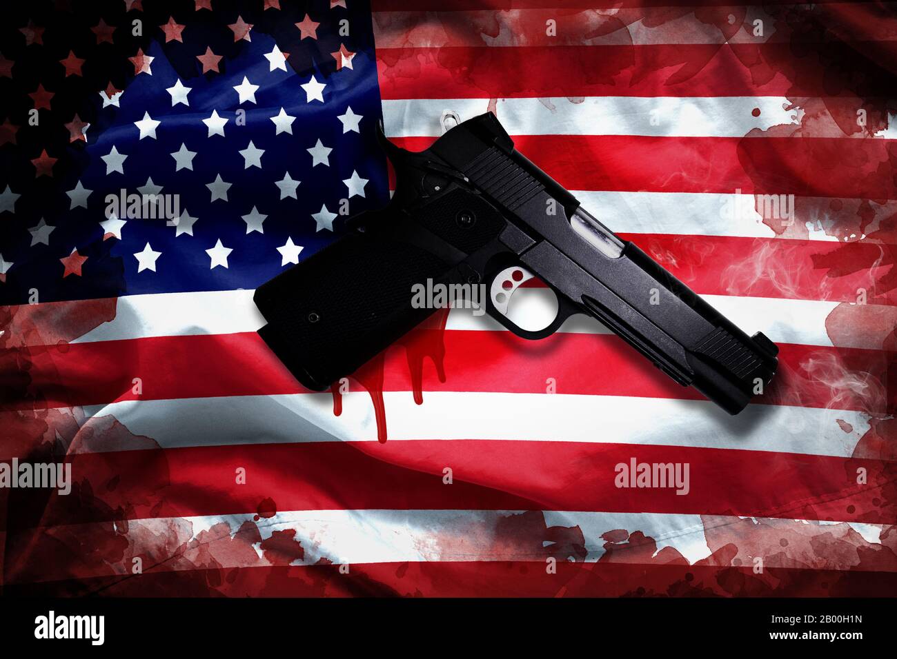 Handfeuerwaffe mit Blutfleck auf amerikanischer Flagge. Reform Waffenkontrolle in Amerika Konzept Stockfoto