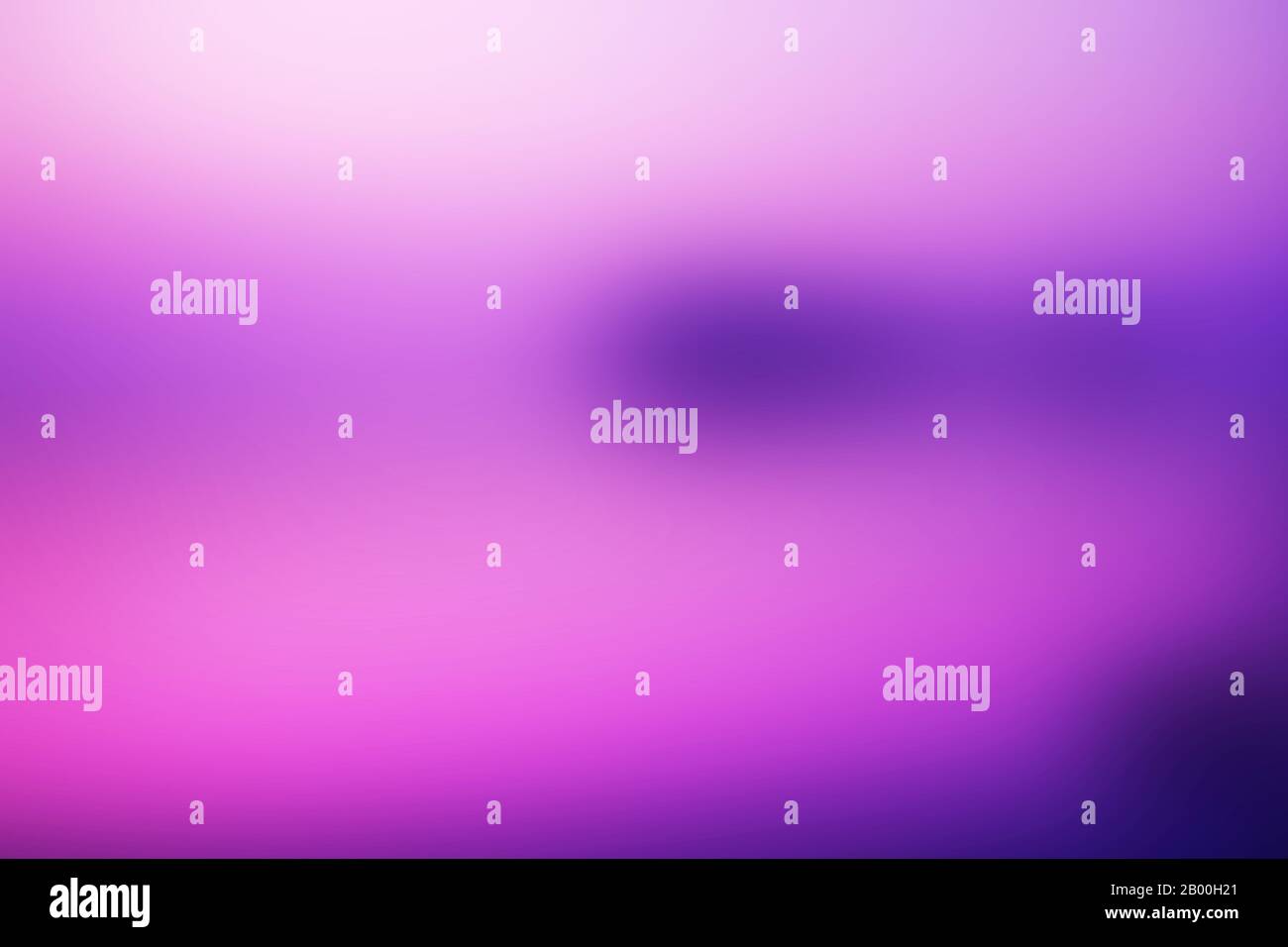 Abstrakter dunkelblauer, violett verschwommener Hintergrund, glatte Verlaufstextur. Abstraktes lilafarbenes Grafikbild Stockfoto