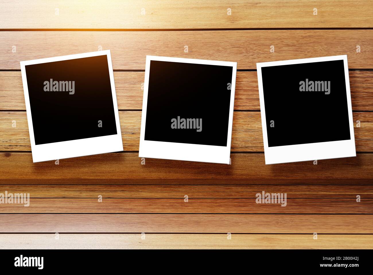 Set aus leerem Polaroid Fotorahmen, leerem schwarzen Bildschirm und weißem Rand. Leerer Polaroid Fotorahmen Stift auf Holz-Vintage-Wand für Hintergrunddekorati Stockfoto