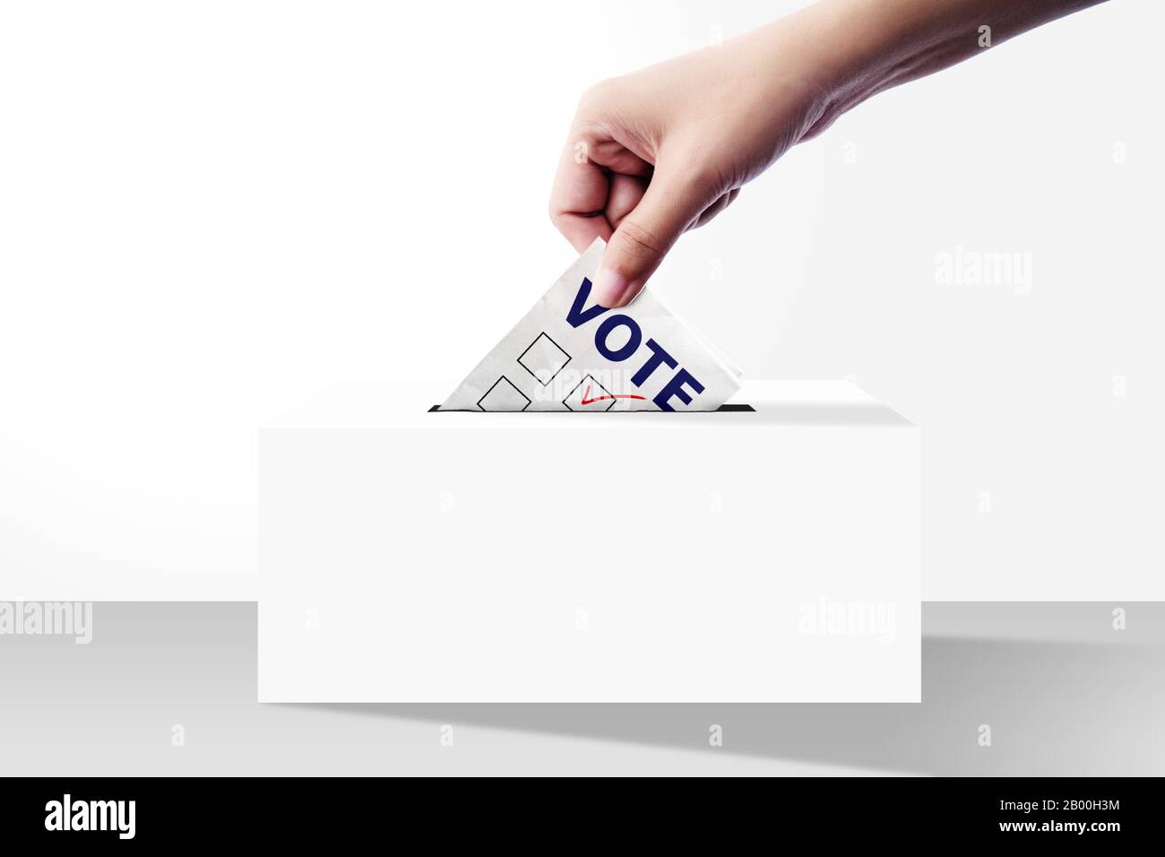 Nahaufnahme des Wahlpapiers zur Wahl in die Wahlurne auf weißem Hintergrund Stockfoto