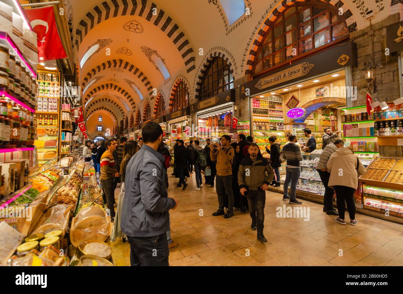 Istanbul, TÜRKEI-25. Januar 2020: Ägyptischer Basar oder Gewürzbasar Türkisch: MISIR CARSISI in Eminonu, Istanbul, Türkei. Einer der ältesten überdachten Baz Stockfoto