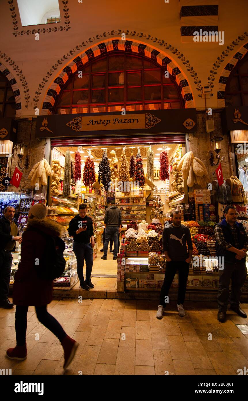 Istanbul, TÜRKEI-25. Januar 2020: Ägyptischer Basar oder Gewürzbasar Türkisch: MISIR CARSISI in Eminonu, Istanbul, Türkei. Eine der ältesten überdachten Stockfoto