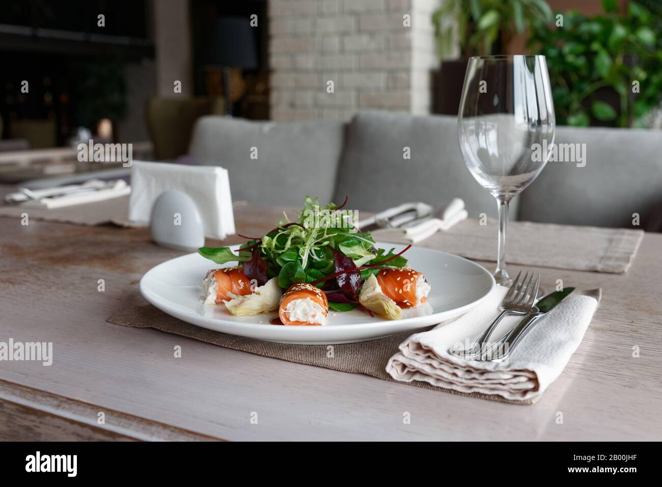 Lachsrollen mit Krabbenfleisch auf Restauranttisch Stockfoto