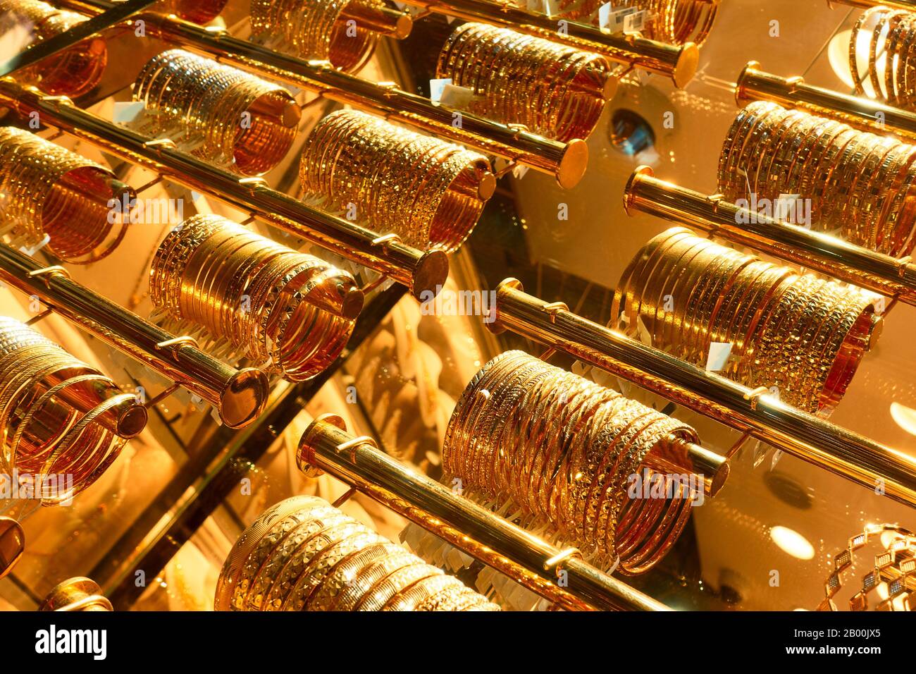 Goldene Armbänder in einem Juweliergeschäft auf dem Golden Souk Markt in Dubai Stockfoto