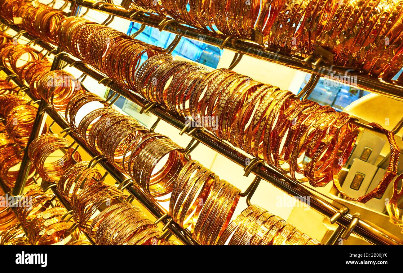 Goldene Armbänder in einem Juweliergeschäft auf dem Golden Souk Market in Dubai, VAE Stockfoto