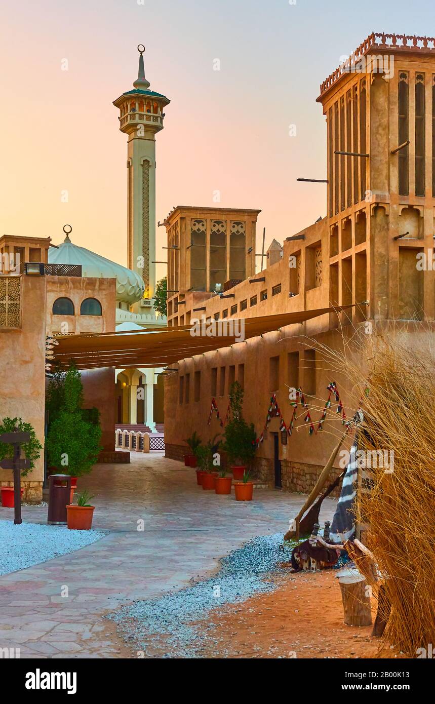 Straße mit Moschee in Al Fahidi Historical Neighborhood im Alten Dubai am Abend, Vereinigte Arabische Emirate Stockfoto