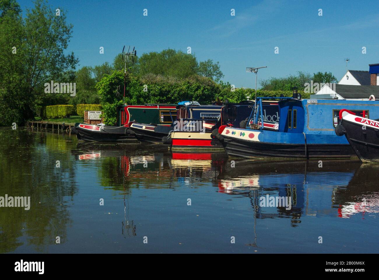 Narrowboats auf dem südlichen Abschnitt des Oxford-Kanals in Aynho Wharf, Northamptonshire, Großbritannien Stockfoto