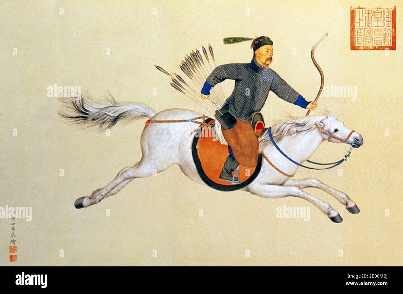 China: Mandschu General Machang Reiten im vollen Galopp auf weißem Pferd mit Bogen und Pfeilen, Herrschaft von Kaiser Qianlong, c.. 1765, von Giuseppe Castiglione (1688-1766). Ferghana Pferde waren eine der frühesten großen Importe Chinas, die ihren Ursprung in einem Gebiet in Zentralasien hatten. Dayuan, nördlich von Baktrien, war eine Nation, die im Ferghana-Tal des heutigen Zentralasiens zentriert war, und sogar schon in der Han-Dynastie projizierte China seine militärische Macht auf dieses Gebiet. Das imperiale Regime verlangte Ferghana-Pferde und importierte so viele von ihnen, dass die Herrscher von Ferghana ihre Grenzen für einen solchen Handel schlossen. Stockfoto