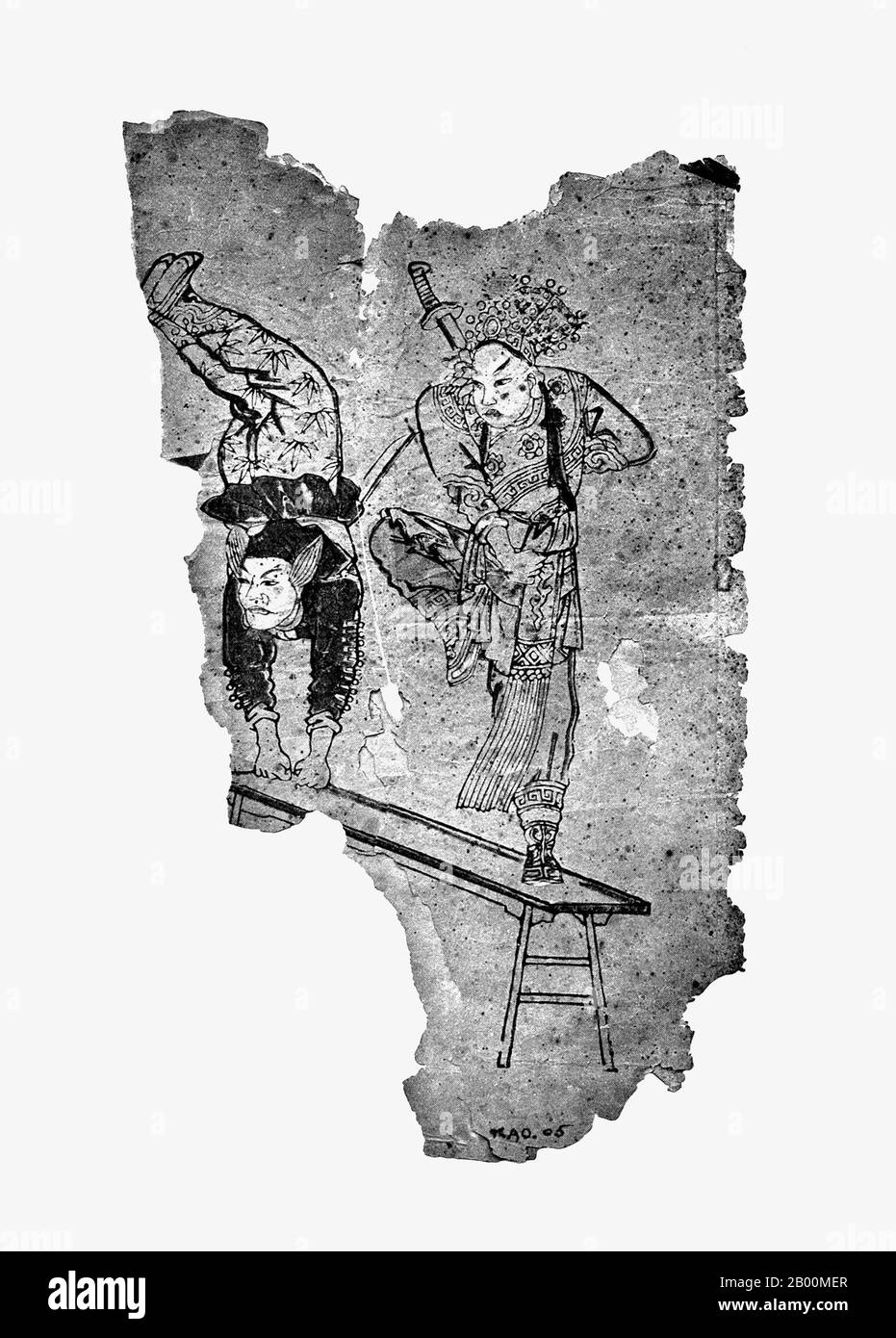 China: Fragment eines farbigen Blockdrucks aus Karakhoja, Xinjiang, zeigt Entertainer beim Balancieren und Umfallen. Gaochang ist der Ort einer alten Oasenstadt, die am nördlichen Rand der unwirtlichen Taklamakan-Wüste in Xinjiang, China, erbaut wurde. Ein geschäftiges Handelszentrum, es war ein Haltepunkt für Händler, die auf der Seidenstraße reisten. Die Ruinen liegen 30 km südöstlich des modernen Turpan. Gaochang wird Karakhoja oder Qarakhoja in Uigur genannt. Die archäologische Stätte ist auch in frühen veröffentlichten Berichten als Chotscho, Khocho oder Qočo bekannt. Stockfoto